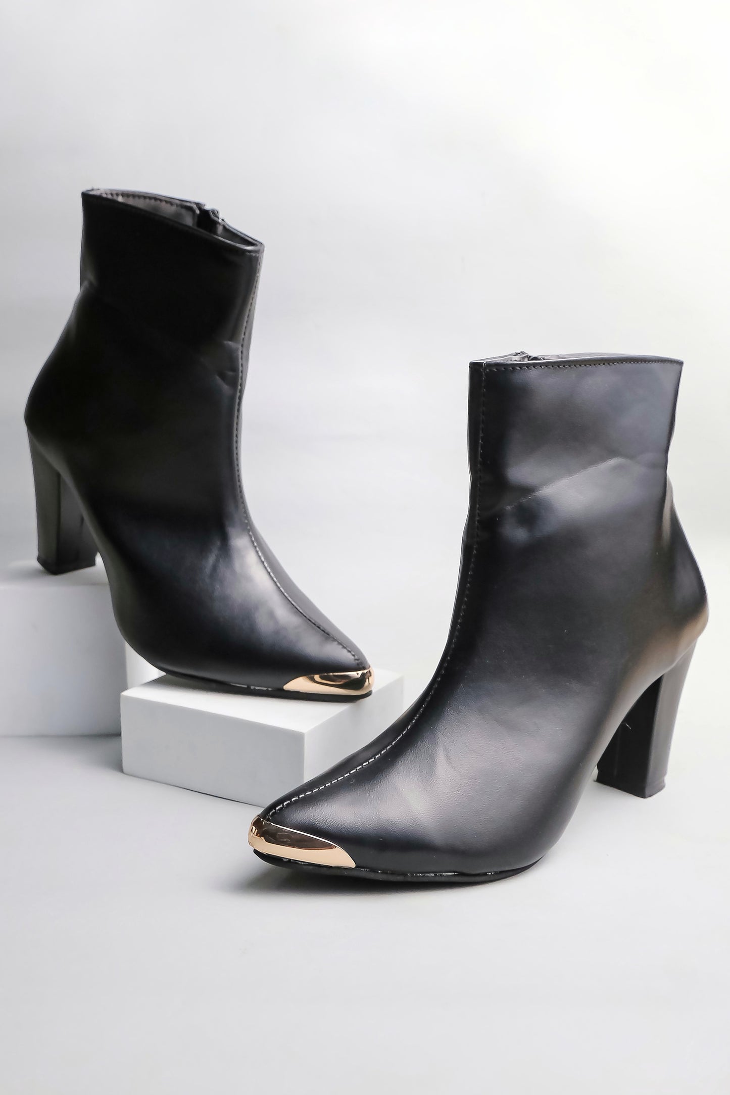 Women Black Pointed Toe Block Heeled Zip Up Boots