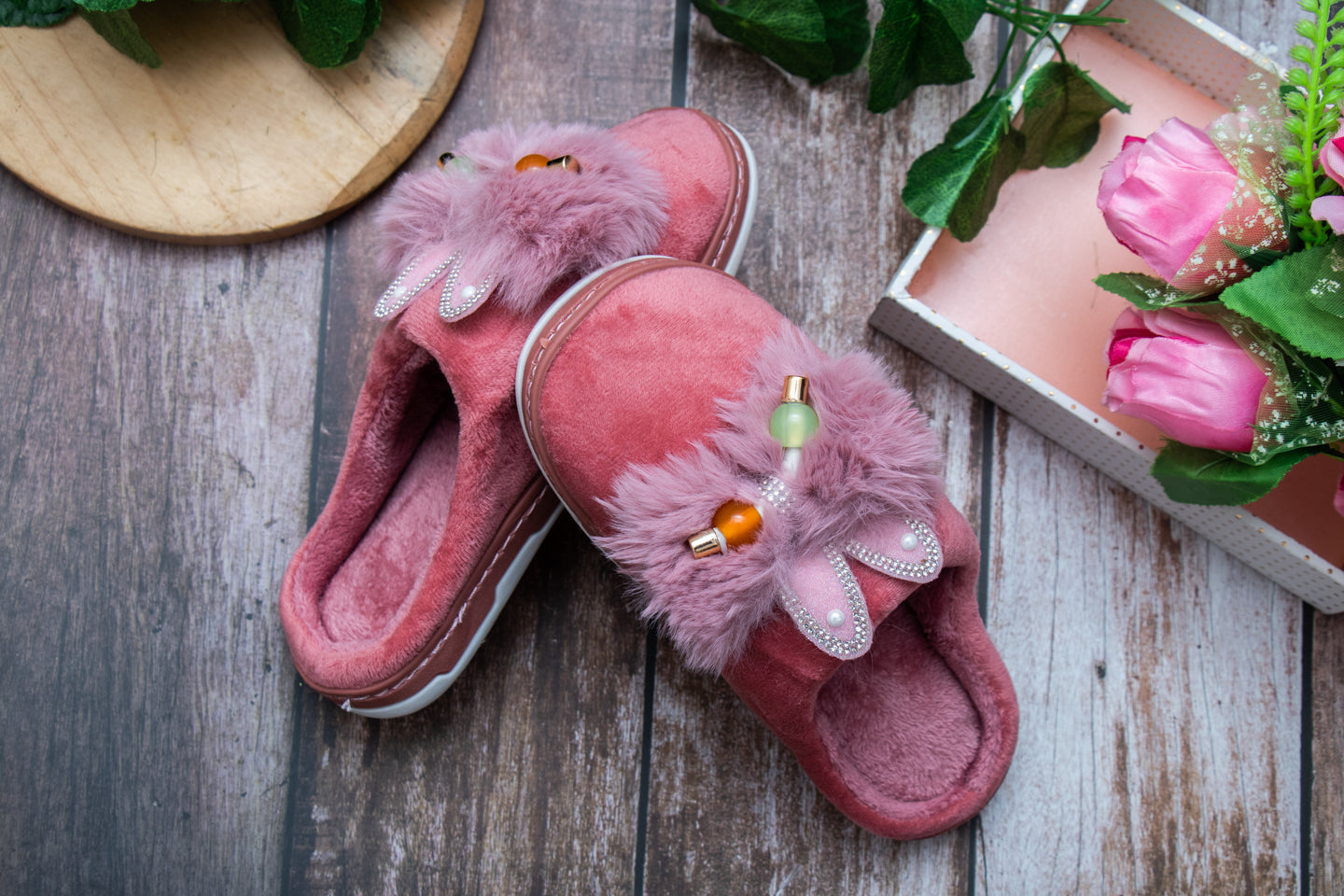 Womens pink best sale fuzzy slippers